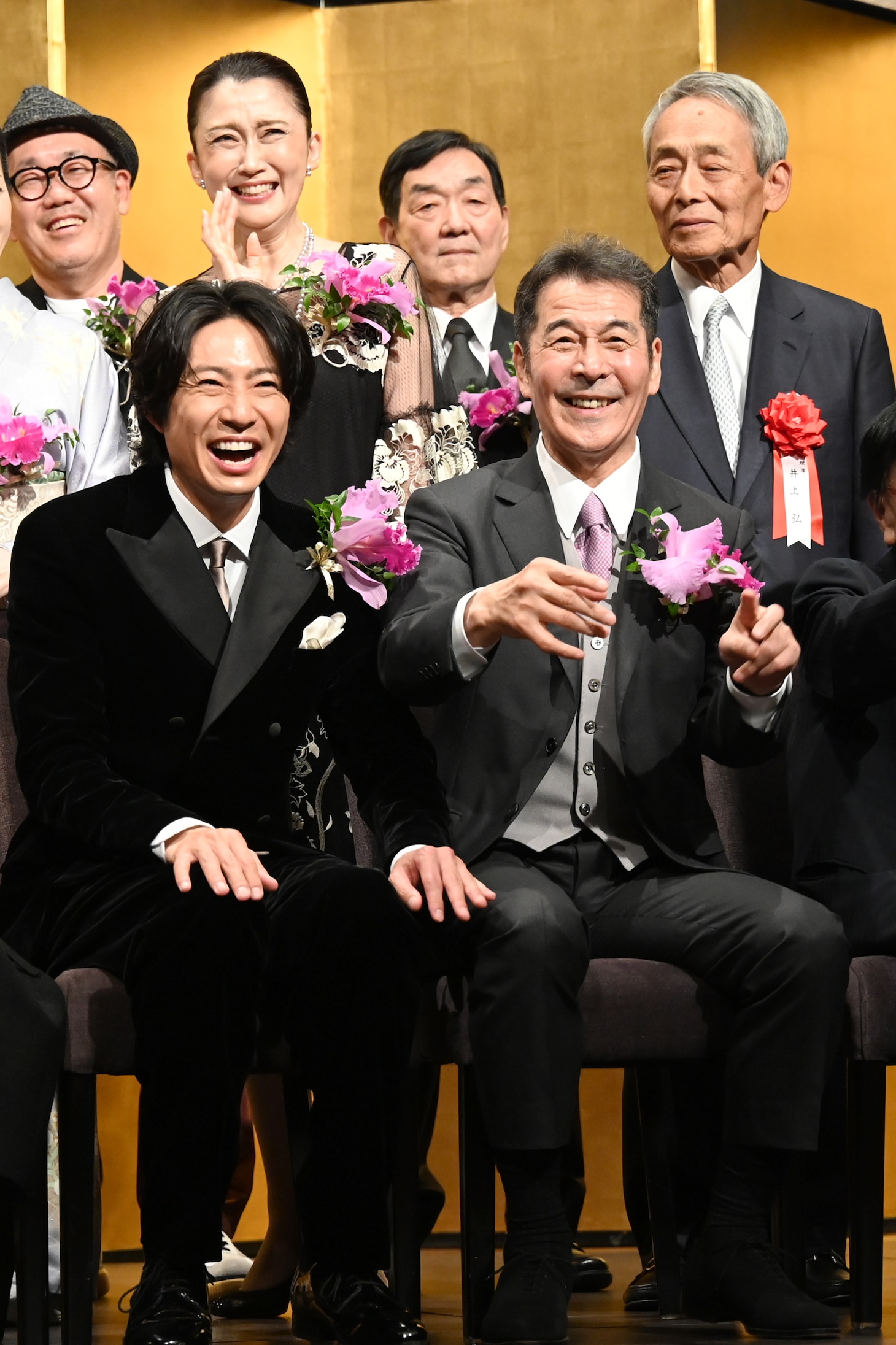 フォトセッション前に井上順（前列右）と談笑する相葉雅紀（前列左）。