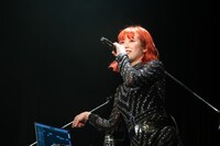 スタートボタンを押しそうで押さない眉村ちあき。