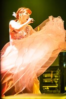 ドレスをひるがえす眉村ちあき。