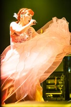 ドレスをひるがえす眉村ちあき。