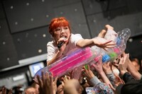 マユムラーの頭上で歌う眉村ちあき。