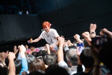 マユムラーの頭上を移動する眉村ちあき。