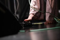 素足でエフェクターを踏む眉村ちあきの足元。