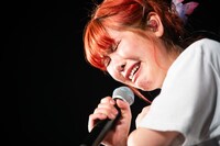 涙ぐむ眉村ちあき。