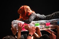 フロアに飛び出す眉村ちあき。