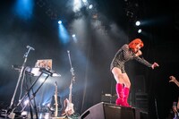 マユムラーとハートを作る眉村ちあき。