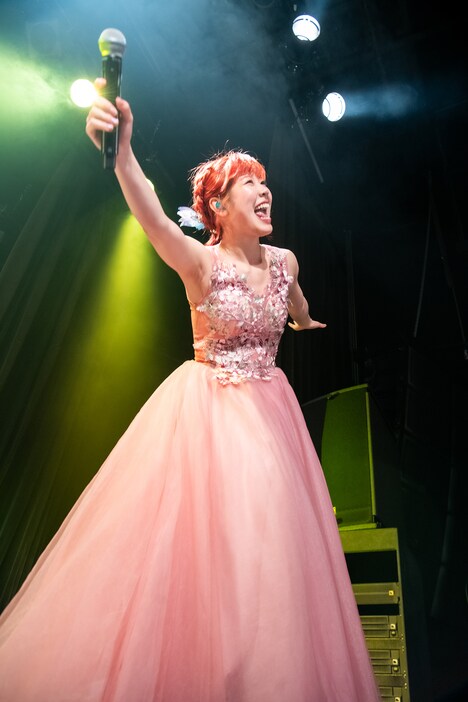 ドレスに着替えた眉村ちあき。