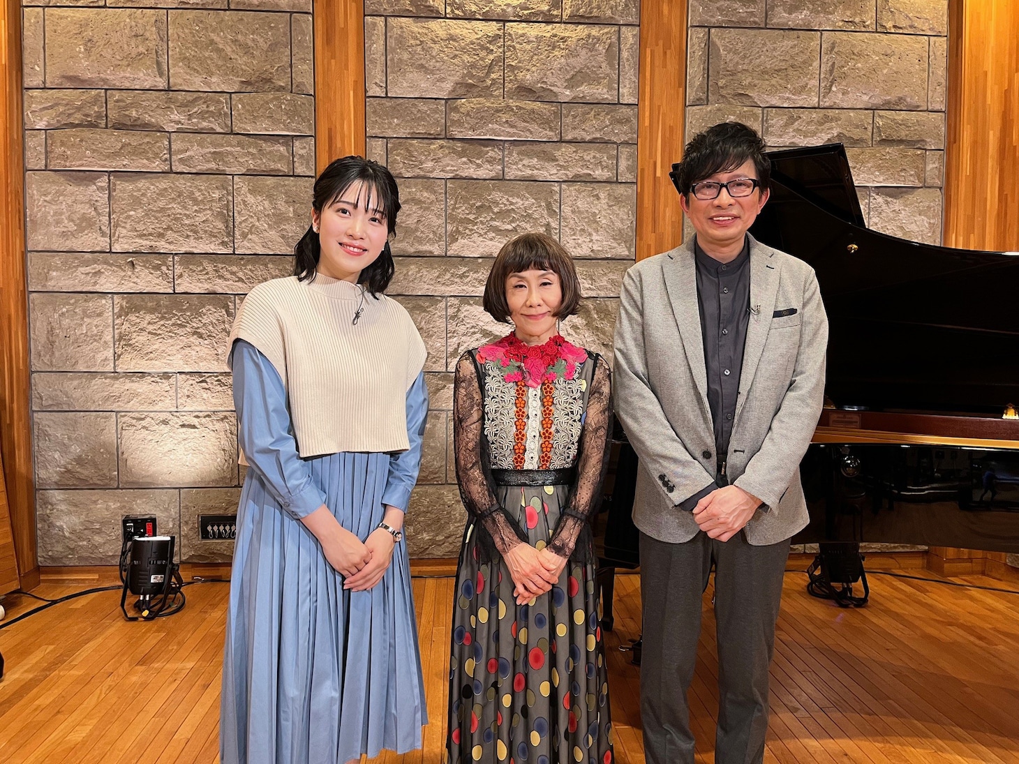左から松本真季アナウンサー、大貫妙子、鈴井貴之。（写真提供：NHK）