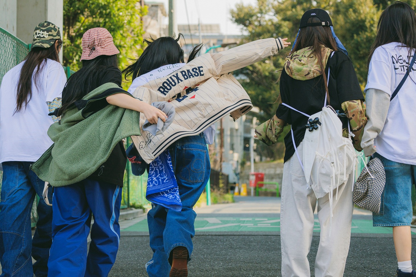 藤原ヒロシとのコラボアイテムを着用したNewJeans。(c)2024 ADOR. All Rights Reserved.