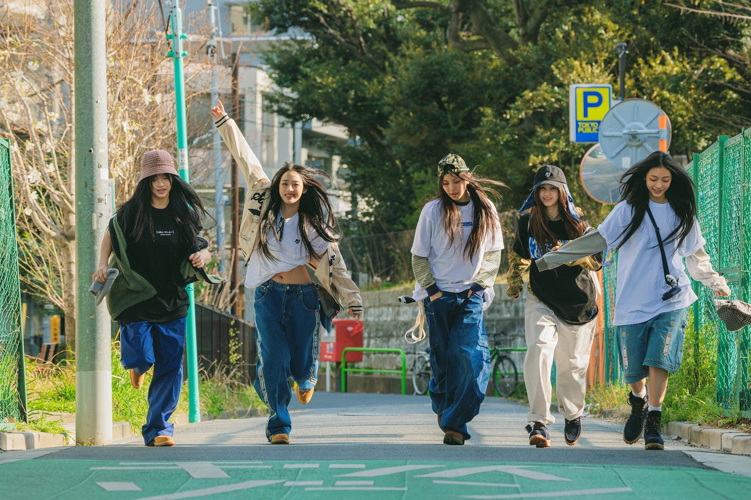 藤原ヒロシとのコラボアイテムを着用したNewJeans。(c)2024 ADOR. All Rights Reserved.