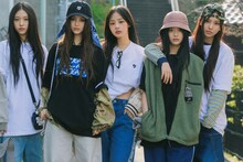 藤原ヒロシとのコラボアイテムを着用したNewJeans。(c)2024 ADOR. All Rights Reserved.