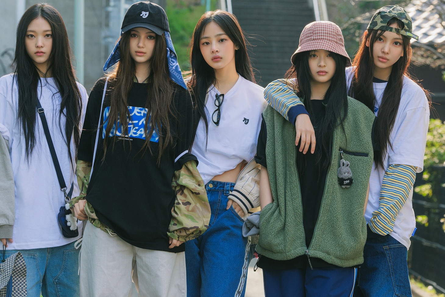 藤原ヒロシとのコラボアイテムを着用したNewJeans。(c)2024 ADOR. All Rights Reserved.