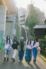 藤原ヒロシとのコラボアイテムを着用したNewJeans。(c)2024 ADOR. All Rights Reserved.