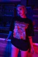 トリプルネームTシャツを着たElle Teresa。