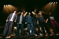 バンドメンバーと挨拶をする石崎ひゅーい。（撮影：小杉歩）