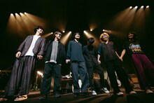 バンドメンバーと挨拶をする石崎ひゅーい。（撮影：小杉歩）