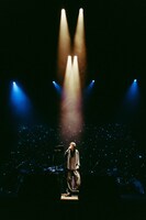 星空をバックに「宇宙百景」を歌う石崎ひゅーい（撮影：小杉歩）