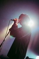 「僕の音楽は素敵な出会いのおかげでできています」と語る石崎ひゅーい。（撮影：小杉歩）