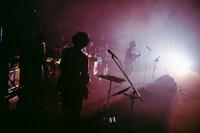 「さよならエレジー」「夜間飛行」で盛り上がりは最高潮に。（撮影：小杉歩）