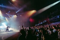 石崎ひゅーいと手を挙げライブを楽しむファンたち。（撮影：小杉歩）