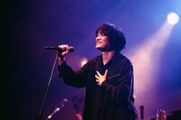 客席に笑顔を見せる石崎ひゅーい。（撮影：小杉歩）