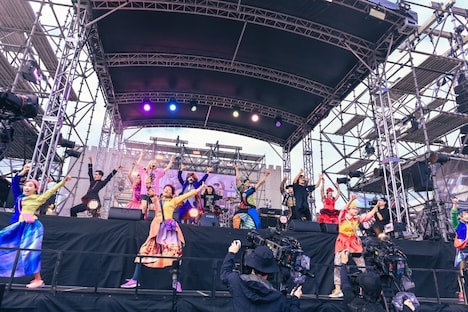 「ヤバイTシャツ屋さん “スペインのひみつ解明 ONE-MAN SHOW” in 志摩スペイン村 ～ザ・リベンジ～」の様子。（Photo by MASANORI FUJIKAWA）