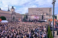 「ヤバイTシャツ屋さん “スペインのひみつ解明 ONE-MAN SHOW” in 志摩スペイン村 ～ザ・リベンジ～」の様子。（Photo by MASANORI FUJIKAWA）