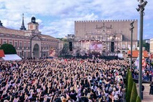 「ヤバイTシャツ屋さん “スペインのひみつ解明 ONE-MAN SHOW” in 志摩スペイン村 ～ザ・リベンジ～」の様子。（Photo by MASANORI FUJIKAWA）