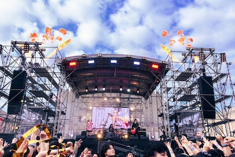 「ヤバイTシャツ屋さん “スペインのひみつ解明 ONE-MAN SHOW” in 志摩スペイン村 ～ザ・リベンジ～」の様子。（Photo by MASANORI FUJIKAWA）