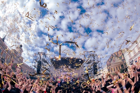 「ヤバイTシャツ屋さん “スペインのひみつ解明 ONE-MAN SHOW” in 志摩スペイン村 ～ザ・リベンジ～」の様子。（Photo by MASANORI FUJIKAWA）