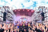 「ヤバイTシャツ屋さん “スペインのひみつ解明 ONE-MAN SHOW” in 志摩スペイン村 ～ザ・リベンジ～」の様子。（Photo by MASANORI FUJIKAWA）