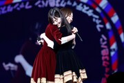 抱き合う梅澤美波と山下美月。 (c)乃木坂46LLC