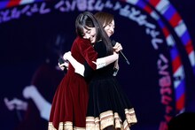 抱き合う梅澤美波と山下美月。 (c)乃木坂46LLC