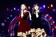 梅澤美波と山下美月。 (c)乃木坂46LLC
