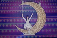 月へと帰っていった山下美月。 (c)乃木坂46LLC