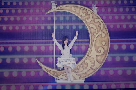 月へと帰っていった山下美月。 (c)乃木坂46LLC