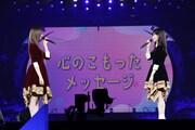 メッセージを贈る梅澤美波（左）と、それを受け取る山下美月（右）。 (c)乃木坂46LLC