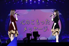 メッセージを贈る梅澤美波（左）と、それを受け取る山下美月（右）。 (c)乃木坂46LLC
