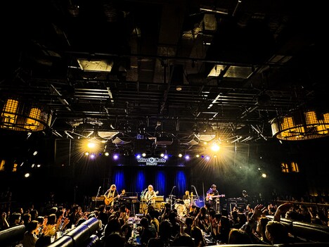 松本孝弘(B'z)のライブの様子。