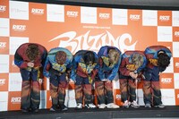 深くお辞儀するRIIZE。