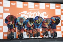 深くお辞儀するRIIZE。