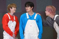 アロハ（中央）の眼鏡をまじまじと見るユーキ（左）とシューヤ（右）。