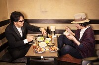 吉祥寺を街ブラする岡村靖幸と斉藤和義。（写真提供：NHK）