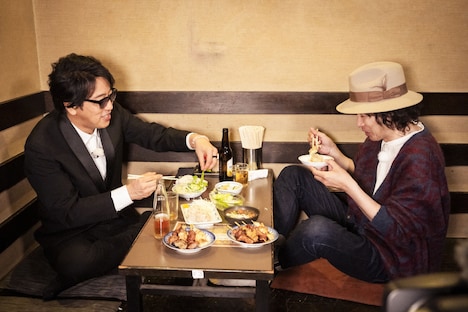 吉祥寺を街ブラする岡村靖幸と斉藤和義。(写真提供:NHK)