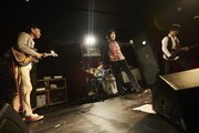 「横澤結婚式」でのフラワーカンパニーズのライブの様子。(撮影:村井香)