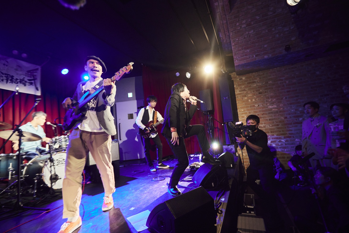 「横澤結婚式」でのフラワーカンパニーズのライブの様子。（撮影：村井香）