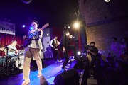 「横澤結婚式」でのフラワーカンパニーズのライブの様子。(撮影:村井香)