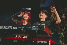 アイナ・ジ・エンド、金澤ダイスケ（Key / フジファブリック）。（撮影：西槇太一）