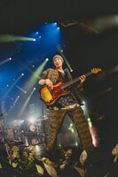 加藤慎一（B / フジファブリック）（撮影：西槇太一）