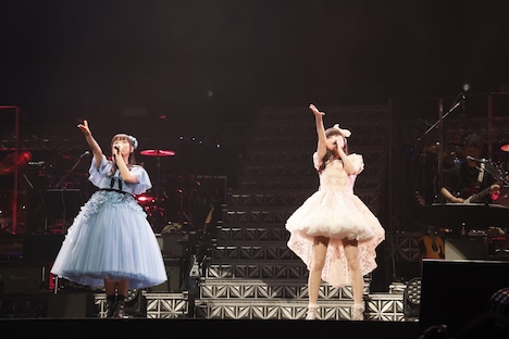 田村ゆかりと堀江由衣によるユニット“やまとなでしこ”。